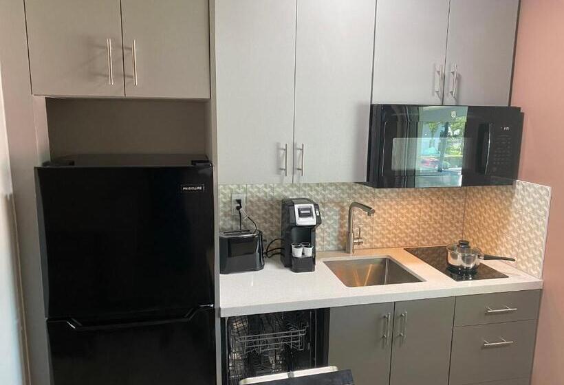 ジュニアスイート, Rolo Beach