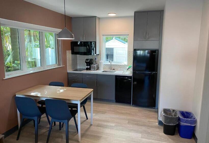 スタンダードスタジオ, Rolo Beach