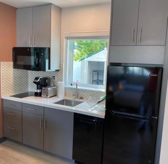 スタンダードスタジオ, Rolo Beach