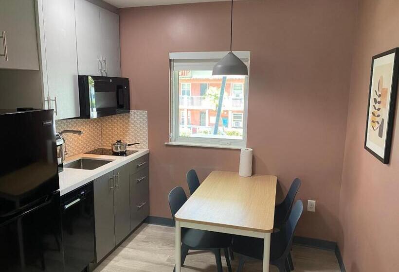 ジュニアスイート, Rolo Beach