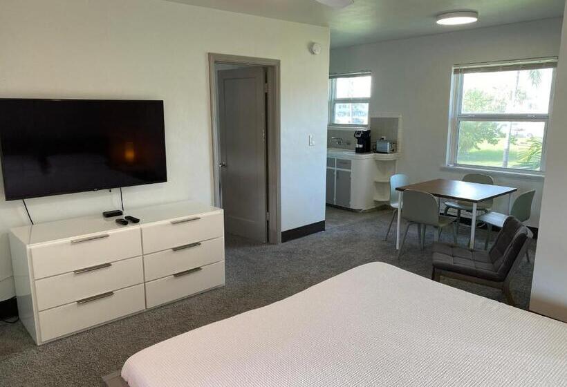 デラックスルーム, Rolo Beach