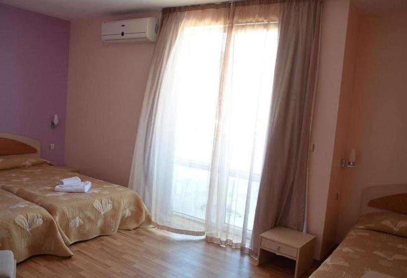 Трехместный Номер Стандарт с Балконом, Sania