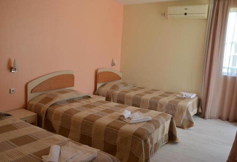 Трехместный Номер Стандарт с Балконом, Sania