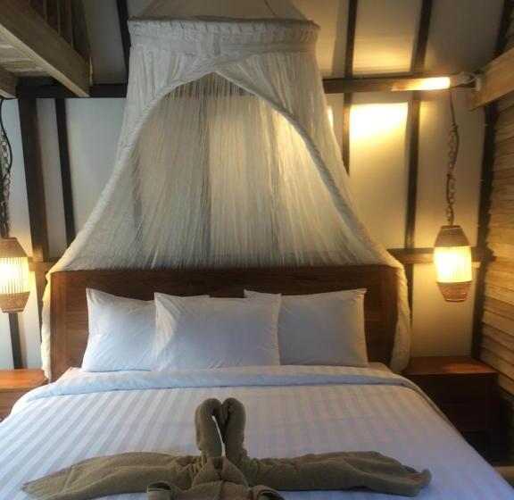 جناح جونيور مزوَّد بتراس, Coco Bale