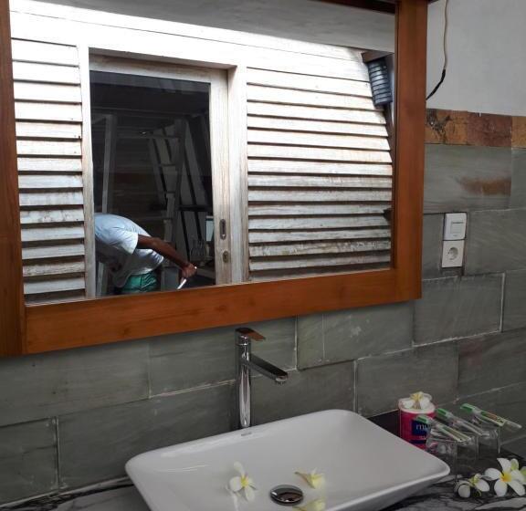 جناح جونيور مزوَّد بتراس, Coco Bale