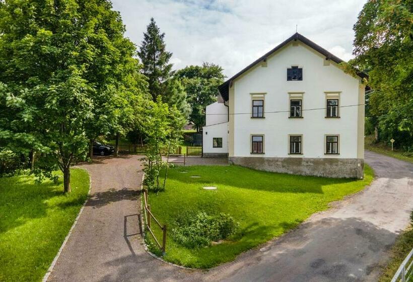 带2个卧室的公寓, Stará škola Hedeč