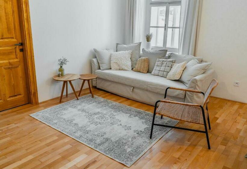 Апартаменты 2 Спальни, Stará škola Hedeč