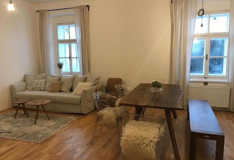 Апартаменты 2 Спальни, Stará škola Hedeč