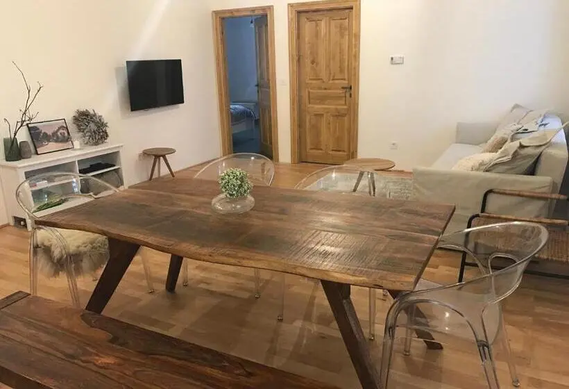 ２ベッドルームアパートメント, Stará škola Hedeč