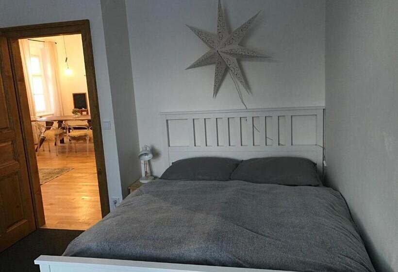 Апартаменты 2 Спальни, Stará škola Hedeč