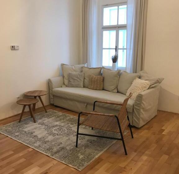 带2个卧室的公寓, Stará škola Hedeč