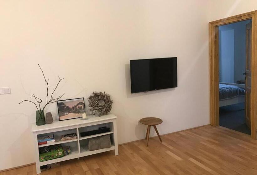 Апартаменты 2 Спальни, Stará škola Hedeč