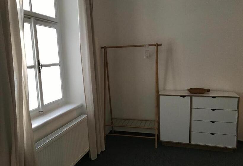 Апартаменты 2 Спальни, Stará škola Hedeč