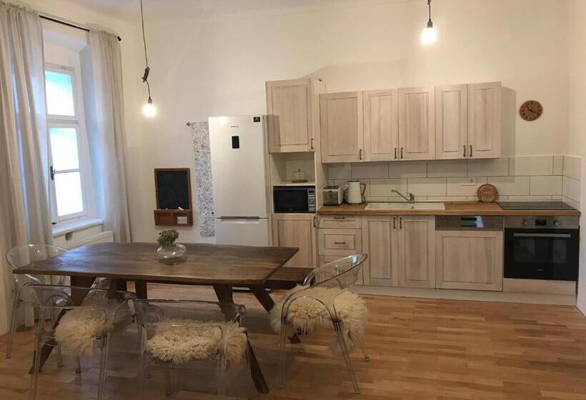带2个卧室的公寓, Stará škola Hedeč