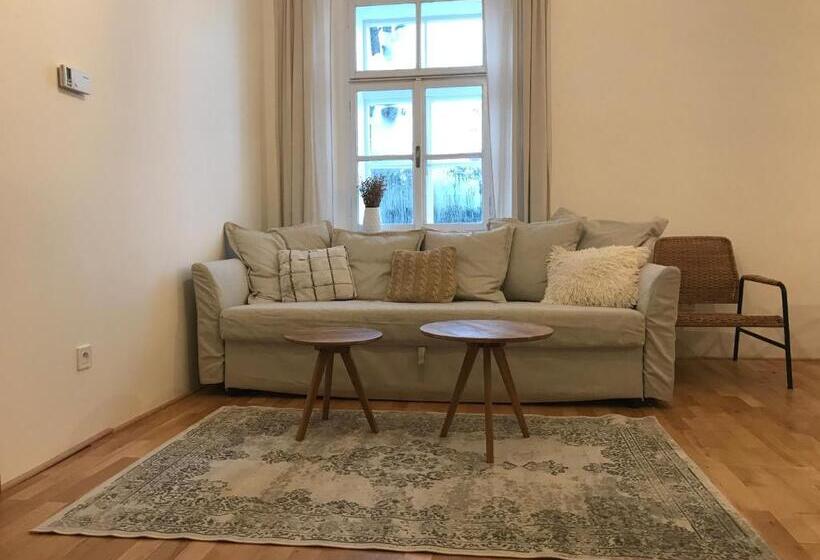 Апартаменты 2 Спальни, Stará škola Hedeč