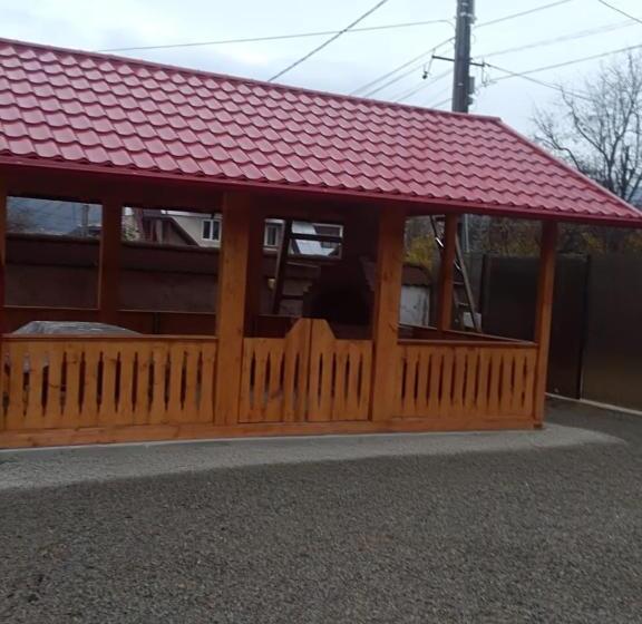 Quarto Familiar, De La Mare La Munte