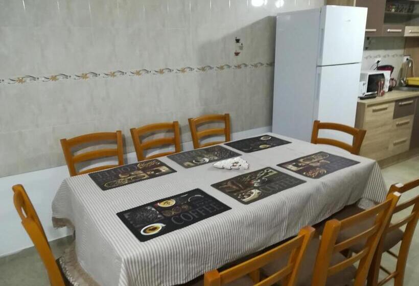 Quarto Familiar, De La Mare La Munte