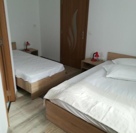 Quarto Familiar, De La Mare La Munte