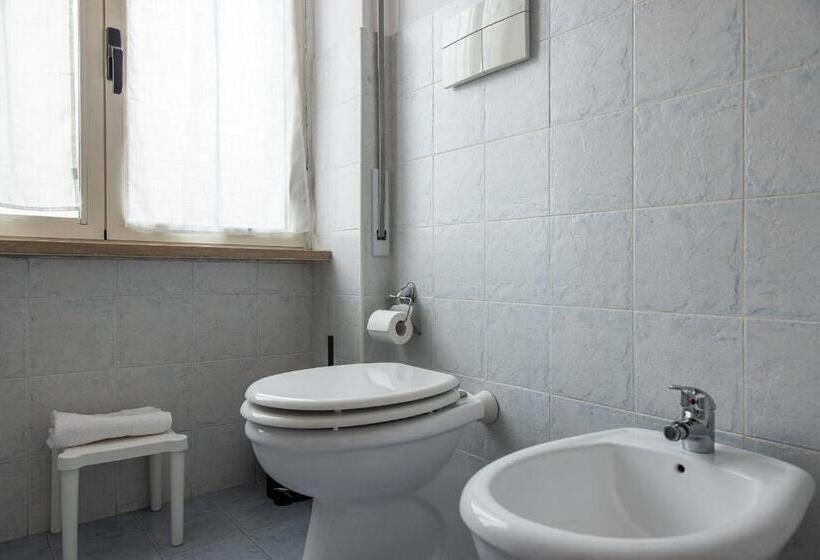 غرفة قياسية ثلاثية مزودة بشرفة, B&b Della Stazione