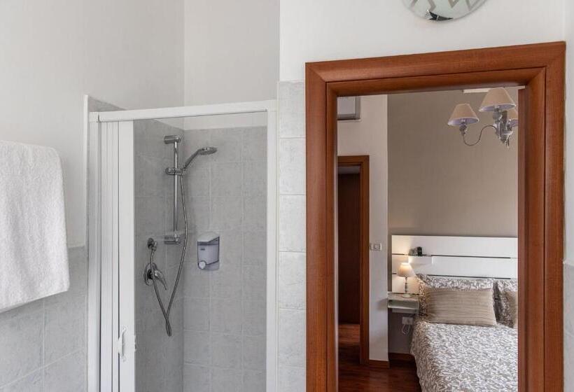 Трехместный Номер Стандарт с Балконом, B&b Della Stazione