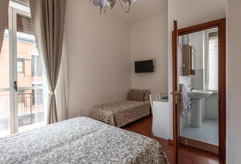 غرفة قياسية ثلاثية مزودة بشرفة, B&b Della Stazione