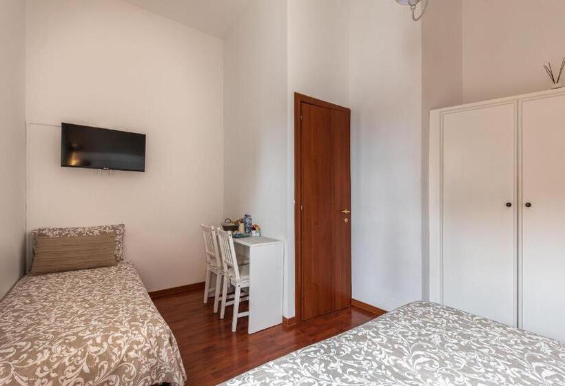 Трехместный Номер Стандарт с Балконом, B&b Della Stazione