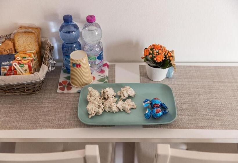 غرفة قياسية ثلاثية مزودة بشرفة, B&b Della Stazione