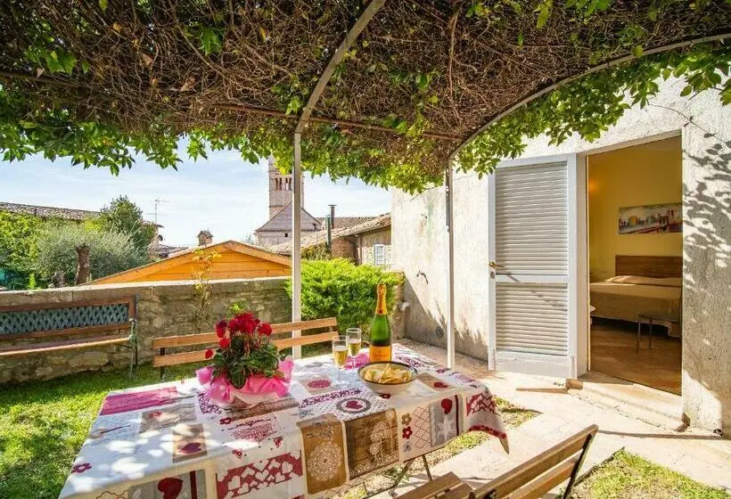 اتاق استاندارد با چشم‌انداز باغ, Terrazza Santa Chiara