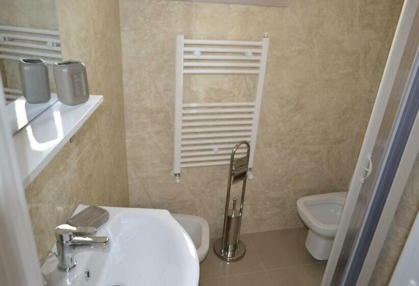 Camera Standard, Attica B&b