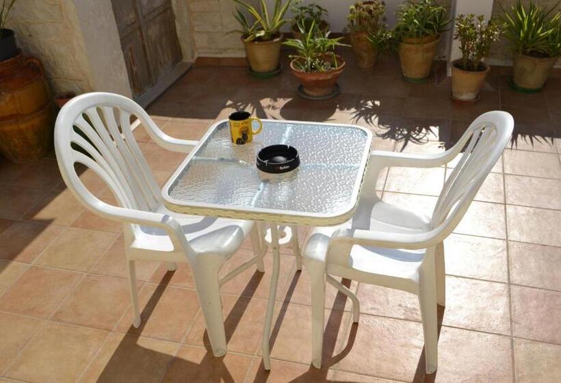 Camera Standard, Attica B&b