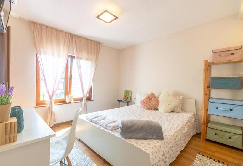 スリーベッドルーム　ヴィラ, къща за гости виктория