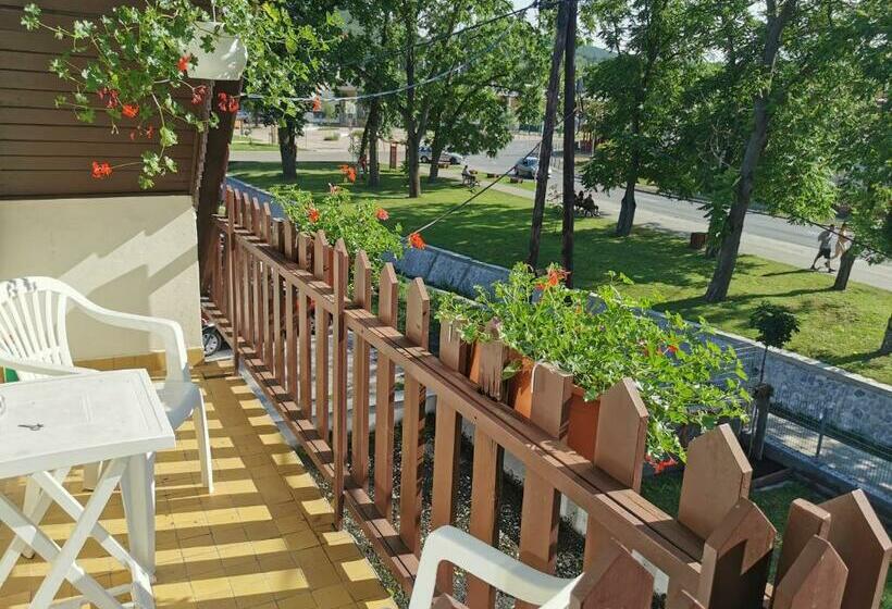 バルコニー付きスタンダードトリプルルーム, Country Vendégház