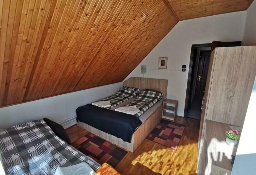 バルコニー付きスタンダードトリプルルーム, Country Vendégház