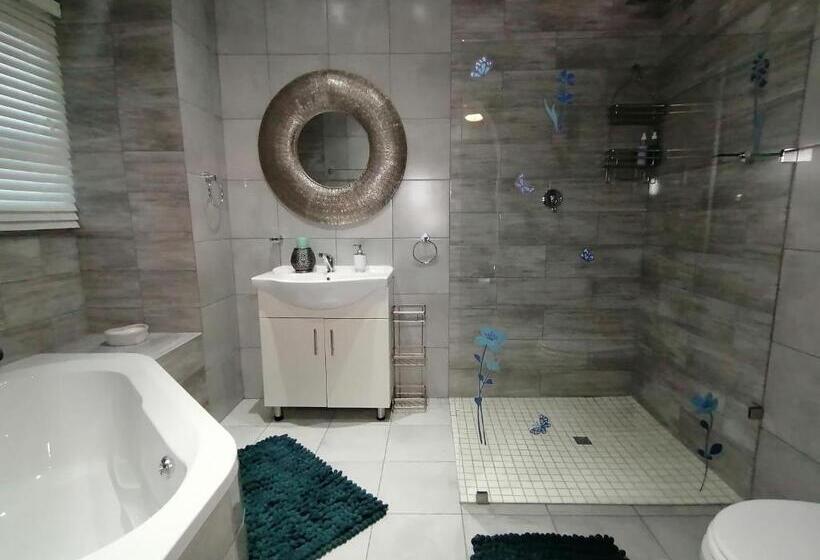 Family Suite, Roxy S Rest Guest House