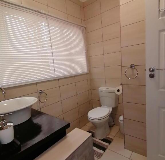 Номер Стандарт Вид на Сад, Roxy S Rest Guest House