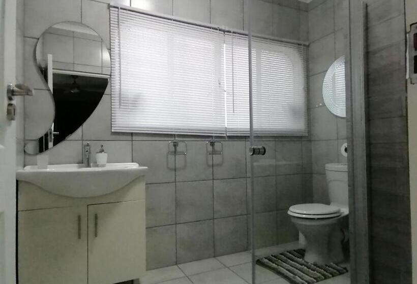 Номер Стандарт Вид на Сад, Roxy S Rest Guest House