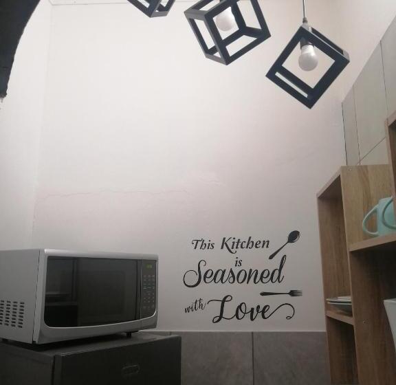 Люкс, Roxy S Rest Guest House