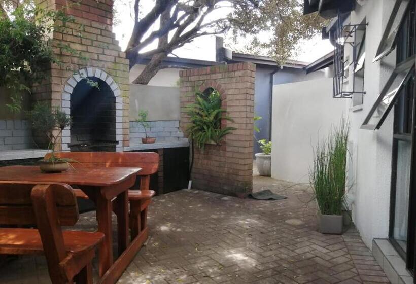 Люкс, Roxy S Rest Guest House