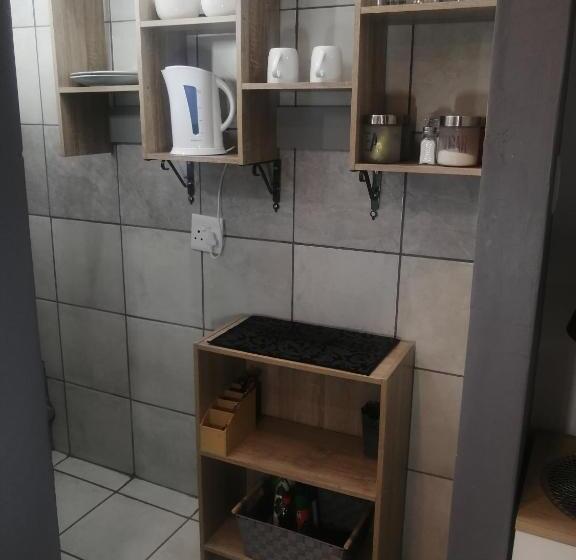 Люкс, Roxy S Rest Guest House