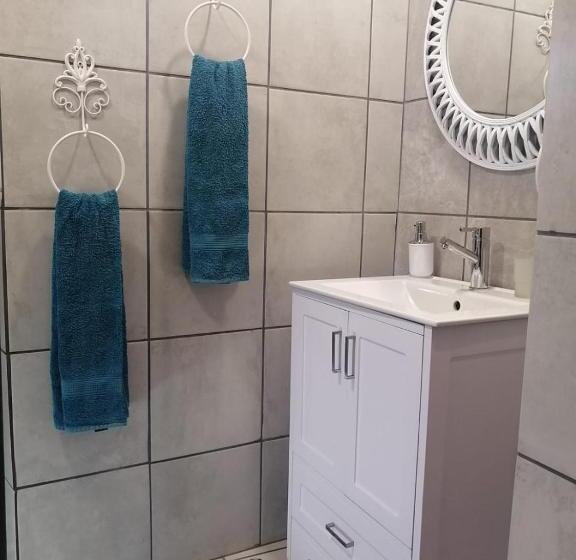 Люкс, Roxy S Rest Guest House