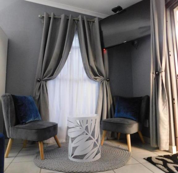 Люкс, Roxy S Rest Guest House