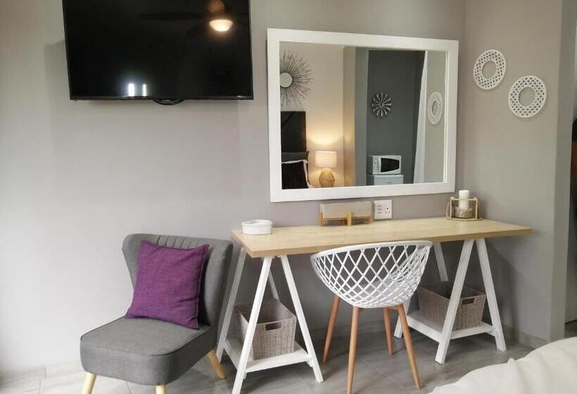 Номер Стандарт Вид на Сад, Roxy S Rest Guest House