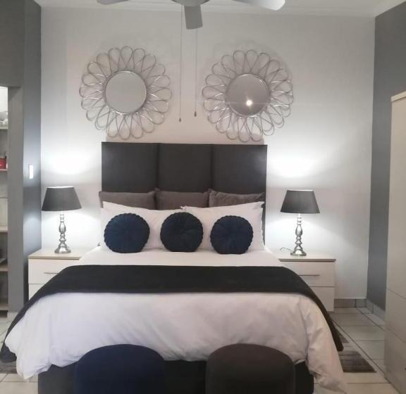 Люкс, Roxy S Rest Guest House