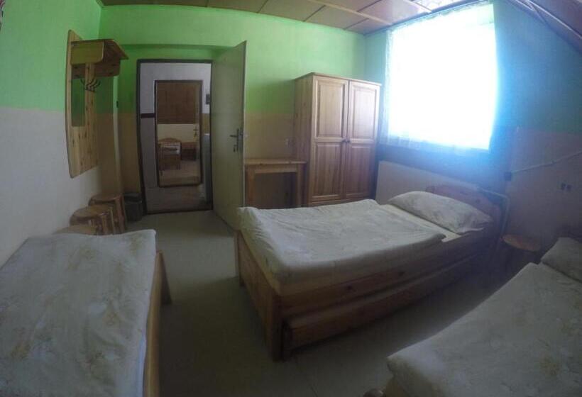 غرفة قياسية ثلاثية, Turistika Ubytovňa Sivá Brada