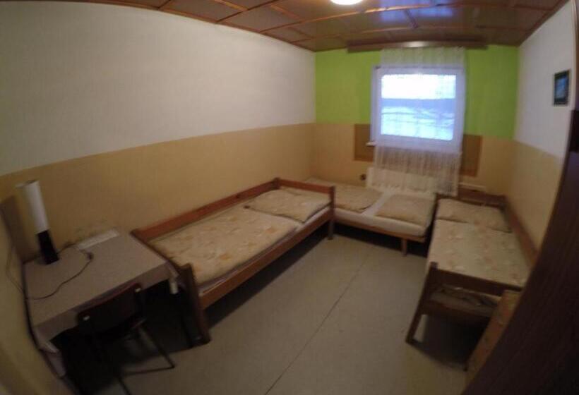 غرفة قياسية ثلاثية, Turistika Ubytovňa Sivá Brada