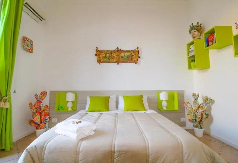 اتاق لوکس با بالکن و چشم‌انداز دریا, The Palace B&b And Apartments