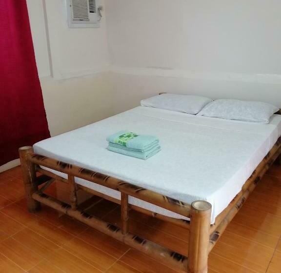 标准三人间共用浴室, Walkerz Inn
