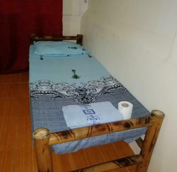 标准三人间共用浴室, Walkerz Inn