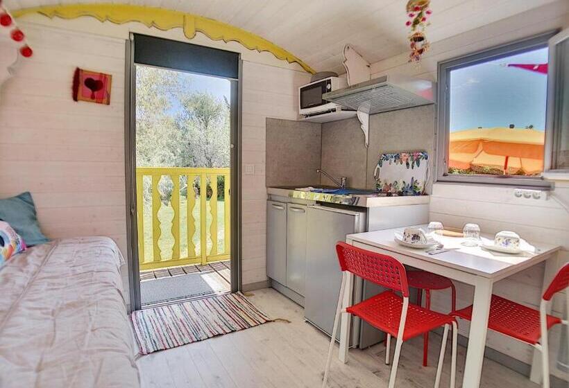 Апартаменты 1 Спальня, Mas Maurane Roulotte Avec Spa Privé Aux Portes D Arles