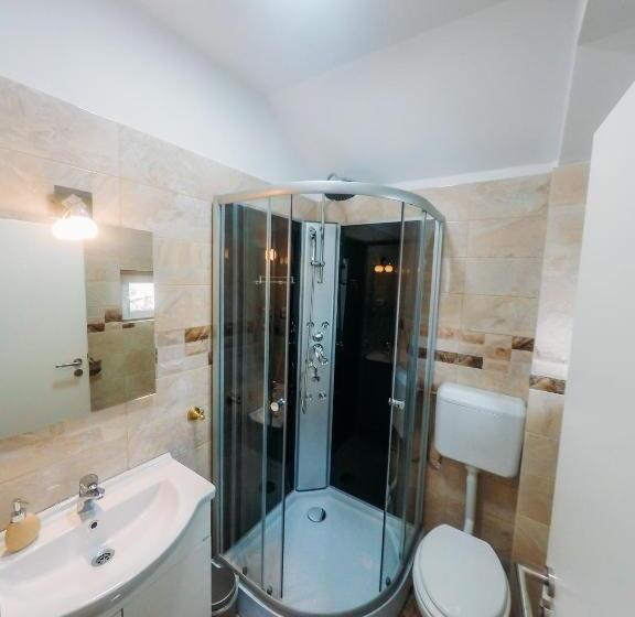 חדר משפחתי, Casa Mindru